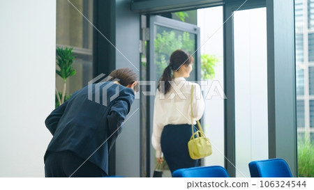 shop clerk seeing off customers shop clerk seeing off customers 106324544