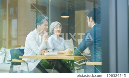 Senior business negotiation image 106324545