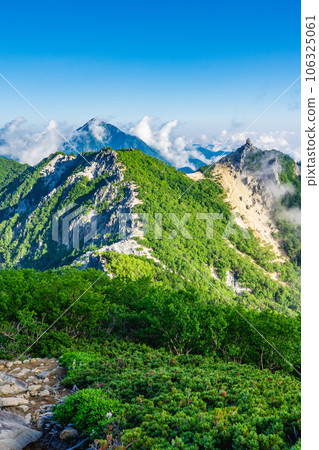 The Houou mountain range seen from Mt. Kannongatake in the Southern Alps of Yamanashi Prefecture The Houou mountain range seen from Mt. Kannongatake in the Southern Alps of Yamanashi Prefecture 106325061