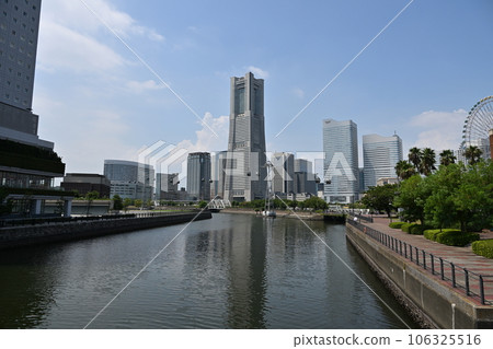 陽光明媚的港未來和地標塔 106325516
