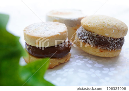Cookies with dulce de leche sandwiched Alphahores 106325906