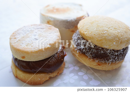 Cookies with dulce de leche sandwiched Alphahores 106325907