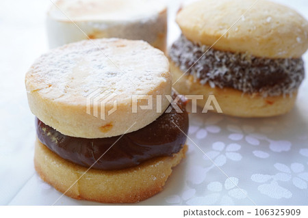 Cookies with dulce de leche sandwiched Alphahores 106325909