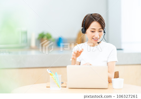 在客廳遠程辦公的中年婦女。 106327261