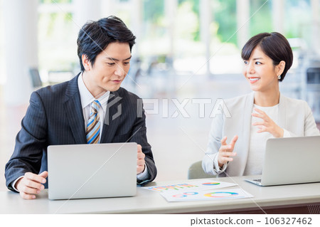 Business person having a meeting in the office Business person having a meeting in the office 106327462