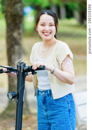 Female college student riding an electric kickboard 106328366