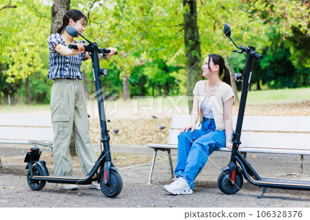 女大學生與朋友一起騎電動滑板 106328376