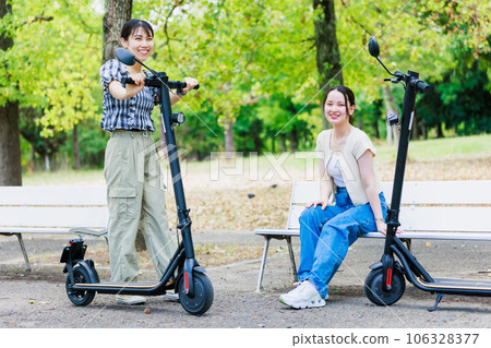 女大學生與朋友一起騎電動滑板 106328377