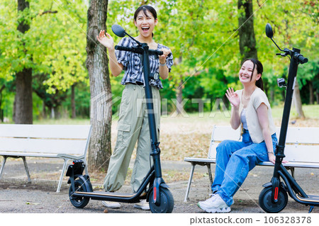 女大學生與朋友一起騎電動滑板 106328378