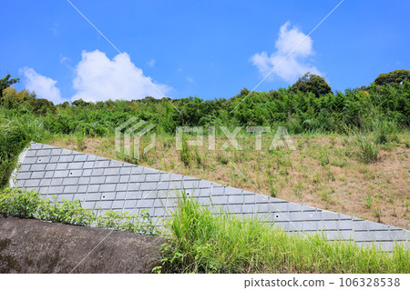 retaining wall and blue sky 106328538