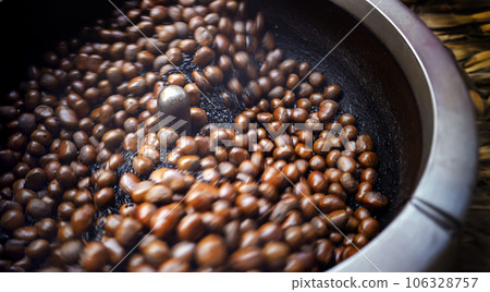 spinning chestnut with coffee bean and chacoal for make it still hot for making snack from chestnut spinning chestnut with coffee bean and chacoal for make it still hot for making snack from chestnut 106328757