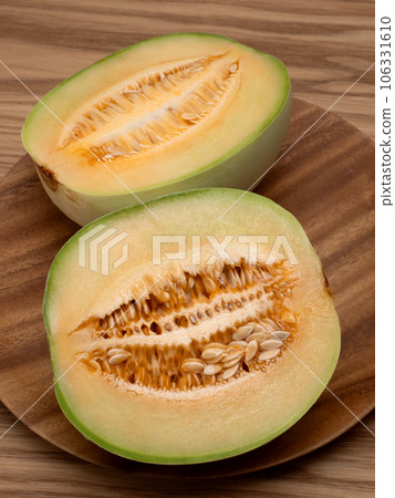 太子瓜切成兩半 106331610