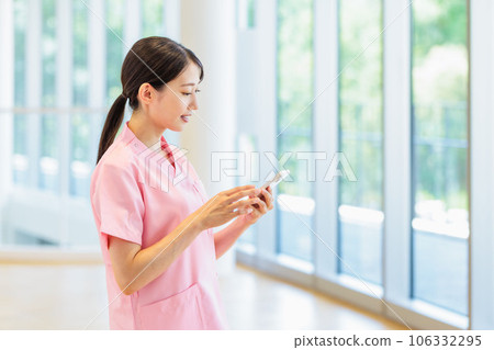 medical workers using smartphones medical workers using smartphones 106332295