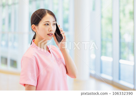 醫務人員用智能手機打電話 106332390