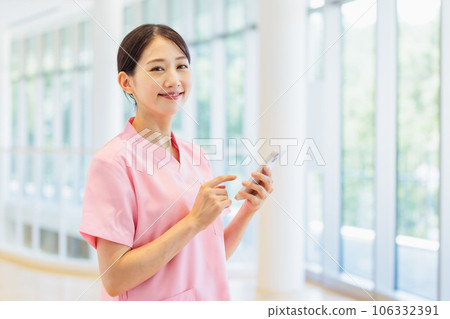 medical workers using smartphones medical workers using smartphones 106332391