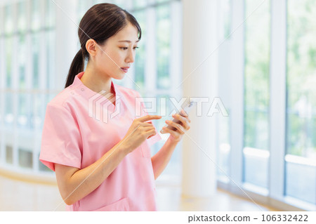 使用智能手機的醫務人員 106332422