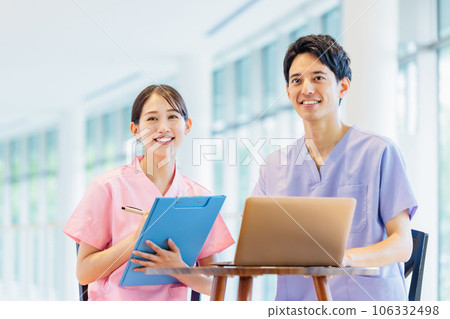 Male and female medical workers working in a hospital 106332498