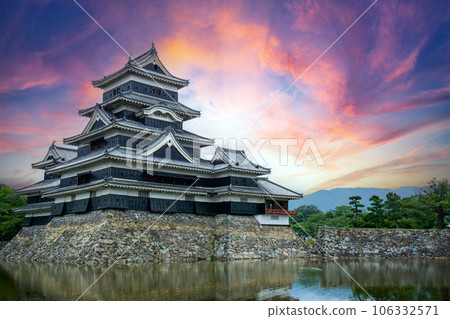 Matsumoto Castle dyed in the sunset 106332571