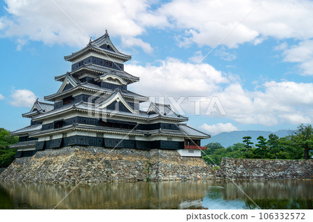 Refreshing blue sky and national treasure Matsumoto Castle 106332572