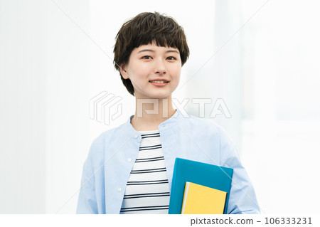拿著檔案的女大學生畫像 106333231