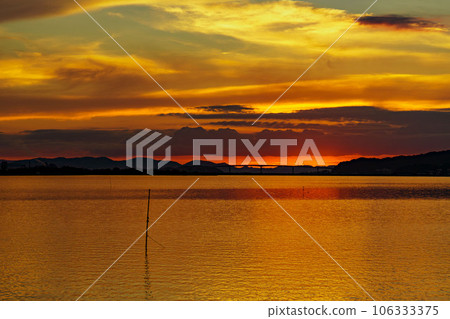 A tranquil dawn by the lake 106333375