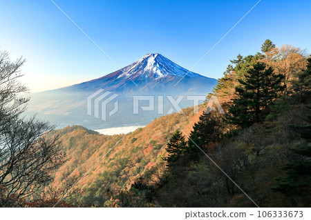 從山梨縣河口湖町三頭山眺望富士山與秋葉 從山梨縣河口湖町三頭山眺望富士山與秋葉 106333673