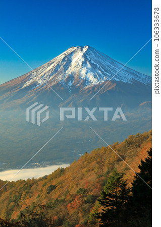 從山梨縣河口湖町三頭山眺望富士山與秋葉 從山梨縣河口湖町三頭山眺望富士山與秋葉 106333678