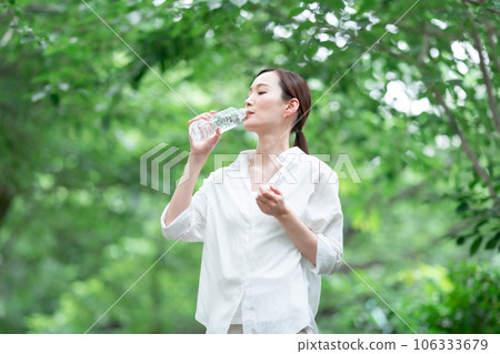 一個女人喝水 106333679