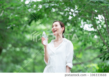 一個女人喝水 106333688