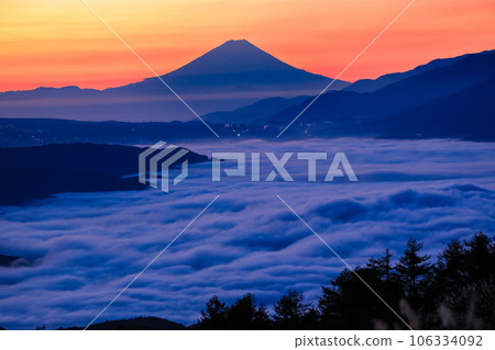 黎明時分從高波地高原眺望諏訪湖的雲海和富士山 106334092