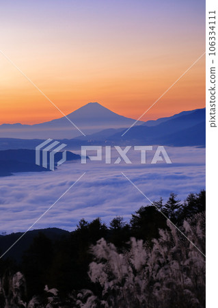 A view of Lake Suwa's sea of clouds and Mt. Fuji from Takapotchi Highlands at dawn A view of Lake Suwa's sea of clouds and Mt. Fuji from Takapotchi Highlands at dawn 106334111