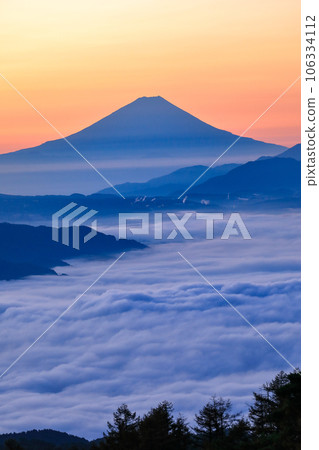 A view of Lake Suwa's sea of clouds and Mt. Fuji from Takapotchi Highlands at dawn A view of Lake Suwa's sea of clouds and Mt. Fuji from Takapotchi Highlands at dawn 106334112