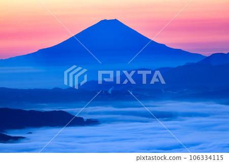 A view of Lake Suwa's sea of clouds and Mt. Fuji from Takapotchi Highlands at dawn 106334115