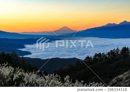 黎明時分從高波地高原眺望諏訪湖的雲海和富士山 106334118