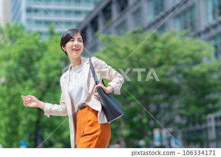 辦公室休閒通勤到辦公區的年輕女商人 106334171