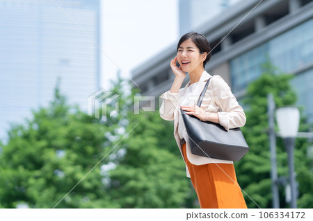 辦公室休閒通勤到辦公區的年輕女商人 106334172