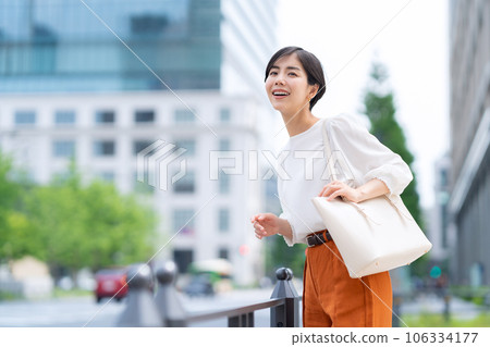 辦公室休閒通勤到辦公區的年輕女商人 106334177