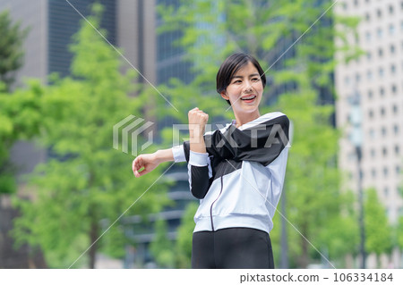 Young woman stretching before jogging in the city 106334184