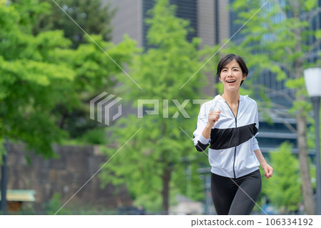 Young woman jogging in the city 106334192