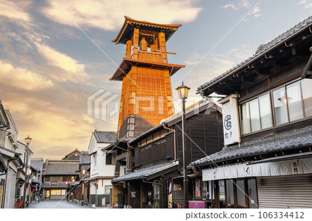 埼玉縣川越市 藏造街道的象徵 朝陽照亮的時間之鐘 106334412