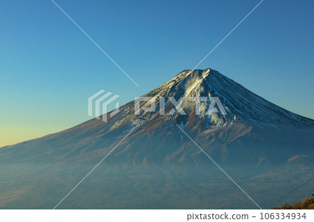 秋天的山梨縣河口湖町，從光峠眺望富士山 106334934