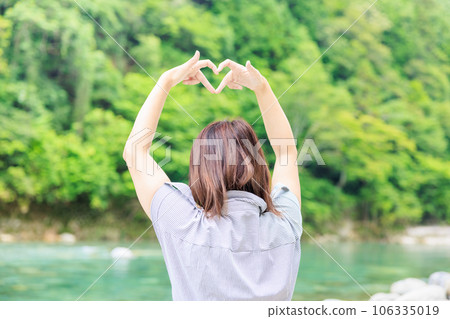 The heart on my fingertips, the green that spreads behind The heart on my fingertips, the green that spreads behind 106335019