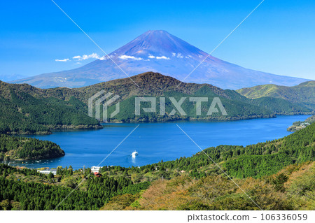 View of Lake Ashinoko and Mt. Fuji from Mt. Taikan in autumn 106336059