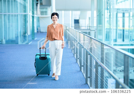 Business woman with carry bag Business woman with carry bag 106336225