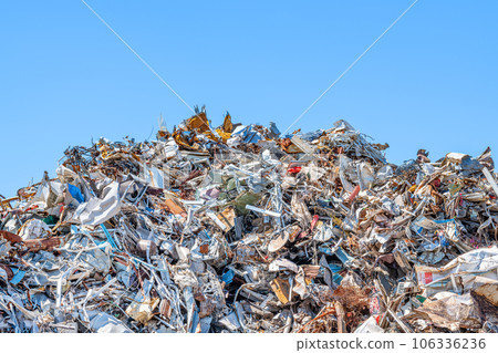 成堆的金屬廢料 106336236