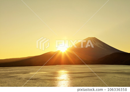 日本的黎明富士山和太陽 106336358