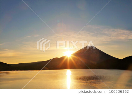 日本的黎明富士山和太陽 106336362
