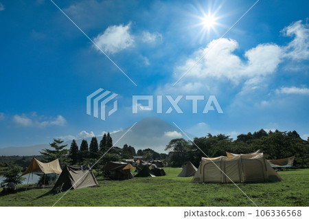 從狸湖露營地拍攝的富士山夏季露營地照片 106336568