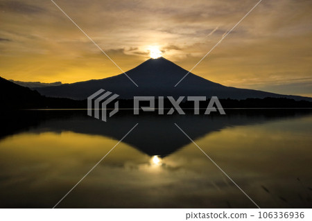 Superb view of W Diamond Fuji in Natsu Fuji (Lake Tanuki) Shizuoka Prefecture 106336936