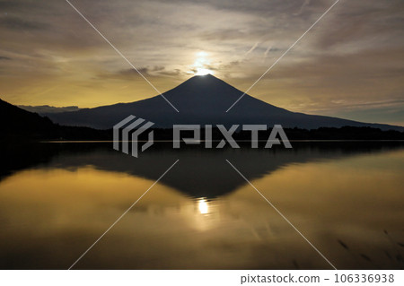 靜岡縣夏富士(狸湖)的 W 鑽石富士美景 靜岡縣夏富士(狸湖)的 W 鑽石富士美景 106336938